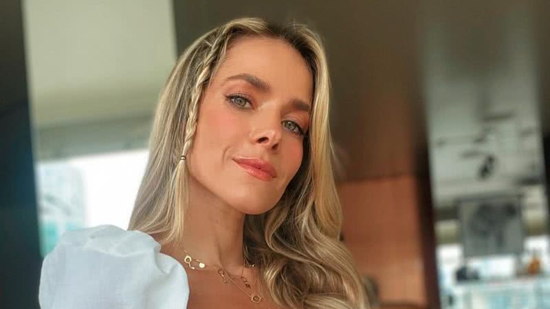 Monique Alfradique faz carão e não poupa estilo com produção colorida para a noite carioca - Foto/Instagram