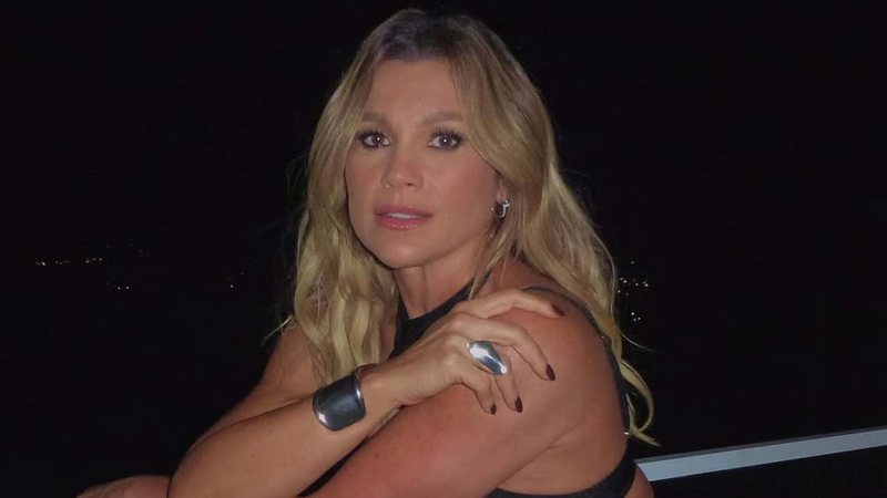 Flávia Alessandra usa vestido todo recortado para camarote na Sapucaí - Reprodução/Instagram