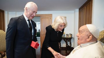 Rei Charles III, rainha Camilla e Papa Francisco no dia 9 de abril de 2025 - Foto: Getty Images
