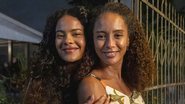 Bella Campos e Taís Araújo nos bastidores de Vale Tudo - Foto: Globo / Fábio Rocha