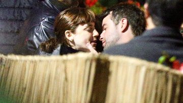 Alice Wegmann é flagrada beijando affair - Fotos: Thiago Martins / Agnews