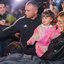 Virginia Fonseca é cercada por seguranças na saída do Disney On Ice, em São Paulo | Foto: Edu Araujo/AgNews