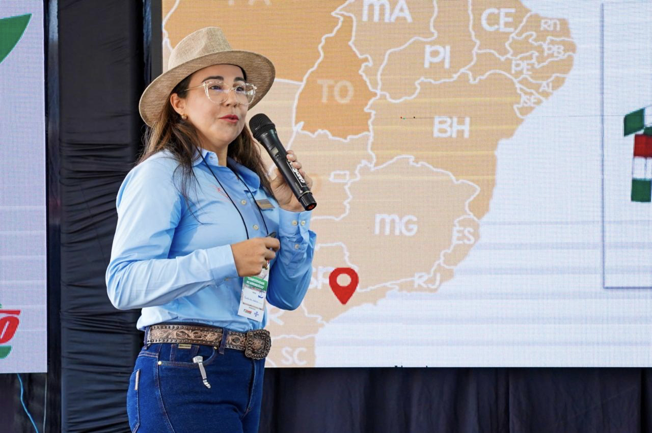 Renata em uma das suas palestras sobre o setor pecuário - Foto: Arquivo Pessoal