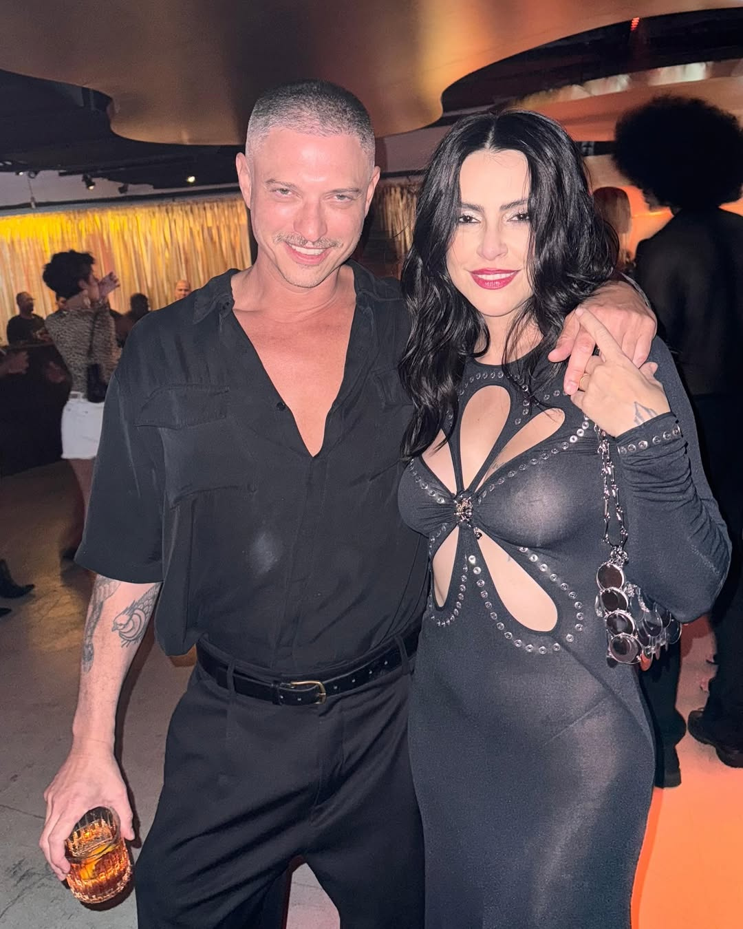Cleo elege vestido transparente para evento